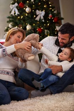 Güneş ile eğleniyor Noel arifesi anne