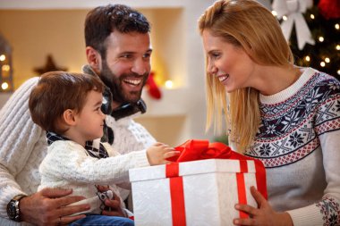 Tatilde çocukla neşeli anne