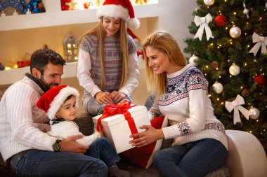 Geleneksel Noel hediyesi vermek