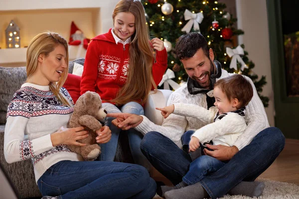 Kind mit Eltern hat Spaß an Heiligabend — Stockfoto