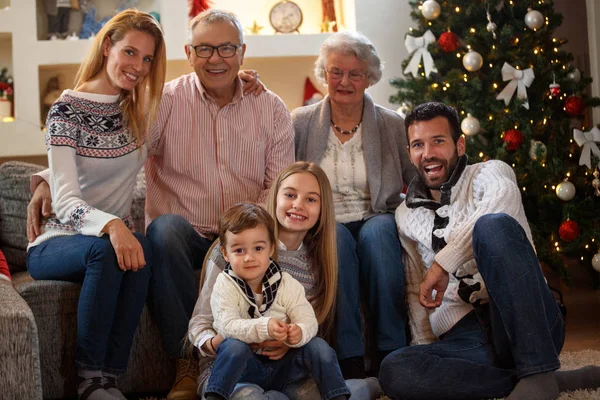 Dziadek i babcia z dziećmi Zapraszamy na Boże Narodzenie — Zdjęcie stockowe