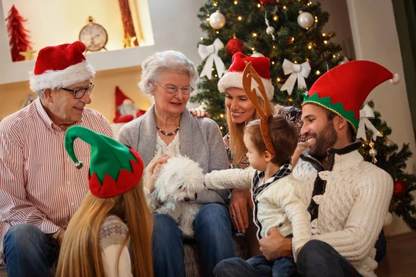 Avós com filhos juntos para o Natal — Fotografia de Stock