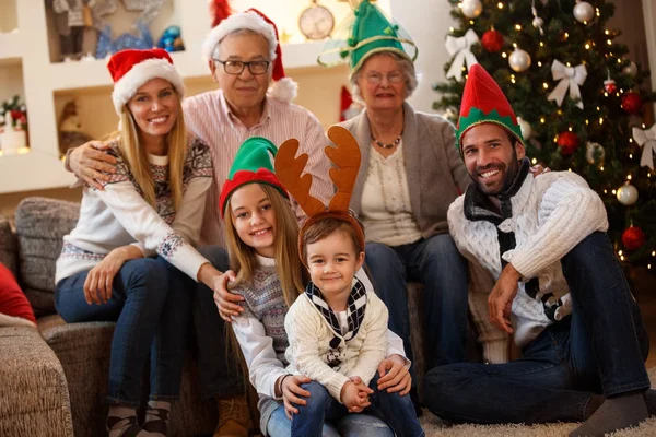 Eltern mit Großeltern und Kindern gemeinsam zu Weihnachten — Stockfoto