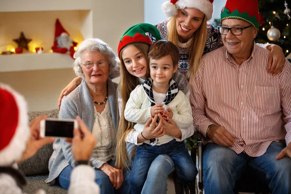 Familia tomar una foto juntos para Navidad — Foto de Stock