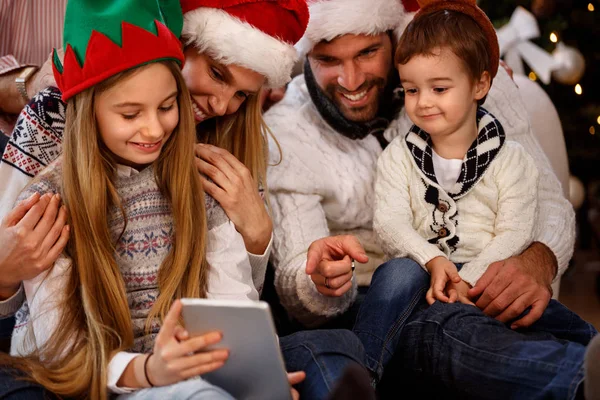 Bambini con genitori in cerca di tablet — Foto Stock