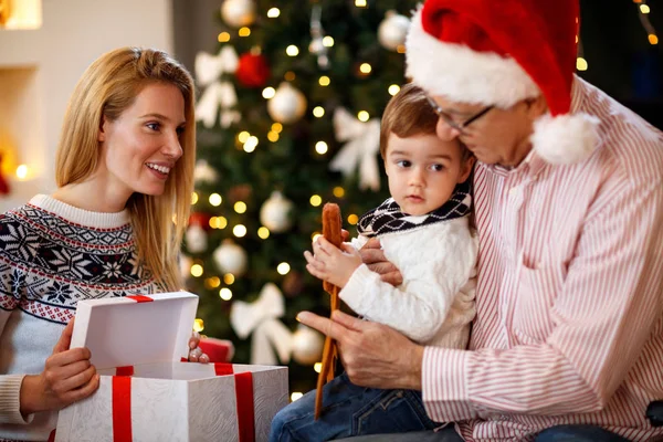 Glückliche Familie mit Kindern, die zu Hause Weihnachten genießen — Stockfoto