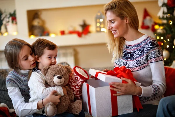 Fröhliche Kinder suchen Weihnachtsgeschenke — Stockfoto