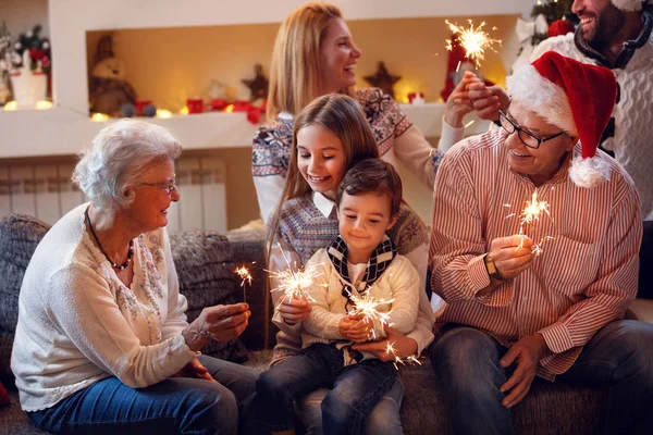 Avós com crianças celebrando o Ano Novo — Fotografia de Stock