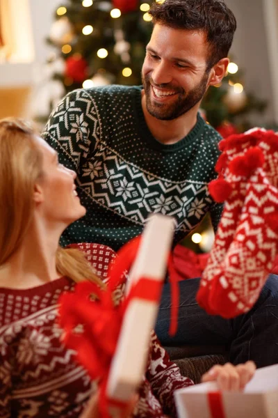 妻のプレゼントとしてクリスマス ソックスを与える男 — ストック写真