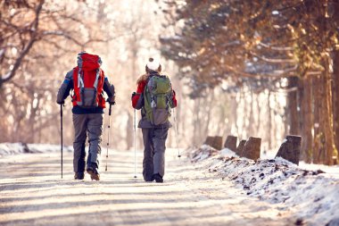 Hiking, kışın yürüyüşçü arkadan görünüm