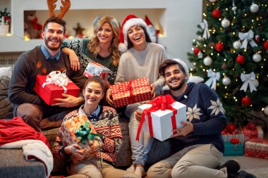 gülümseyen arkadaş Noel hediyesi paylaşımı