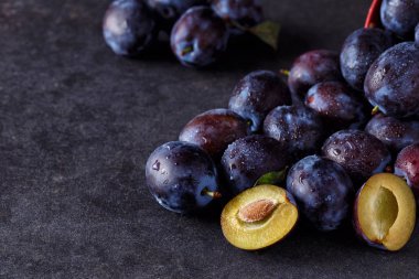 Erik ve koyu arka plan kopya alanı Erik dilimleri