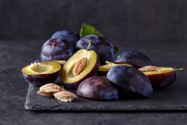 Taze organik Erik karanlık masaya aldı