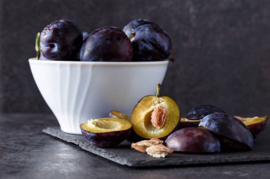 Taze organik Erik masada kase aldı