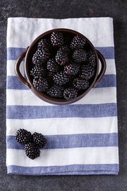 böğürtlen kase karanlık tablo arka plan üzerinde