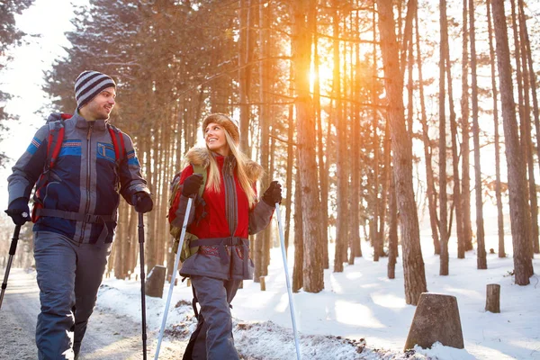 Amor pareja senderismo en invierno —  Fotos de Stock