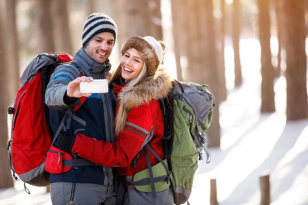 Paar nemen selfie in bos — Stockfoto