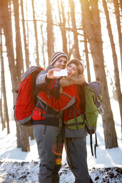 Glückliches Paar macht Selfie im Winter — Stockfoto