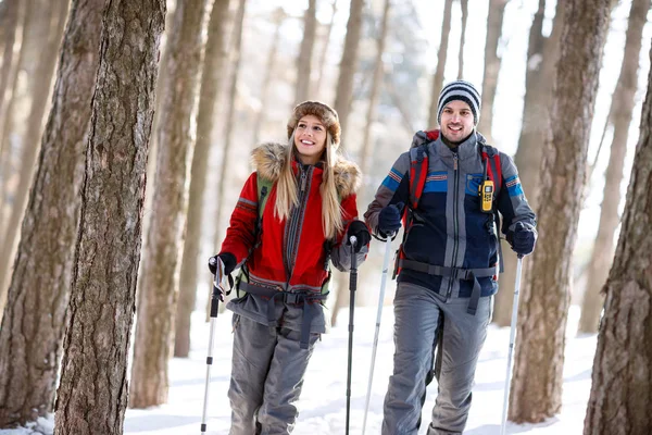 Wandelaars paar in de winter, wandelen in het bos — Stockfoto