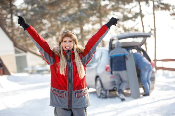 Mujer feliz con las manos arriba disfrutando en invierno —  Fotos de Stock