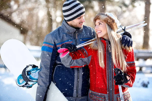 Skier hugging his girlfriend outdoor — Stock Photo, Image