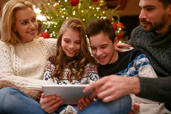 Barn med foreldre på juleferie som har det gøy – stockfoto