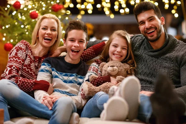 Família alegre juntos para o Natal — Fotografia de Stock