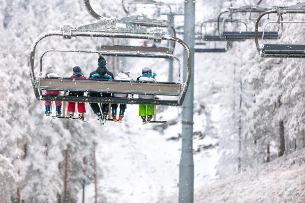 스키 리프트를 탄 스키 선수들 — 스톡 사진