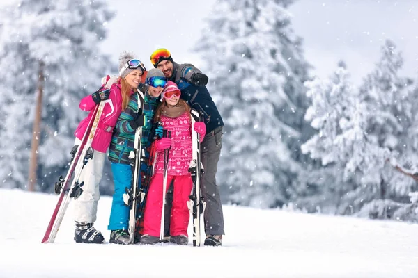 Familia juntos esquiando en la montaña — Foto de Stock