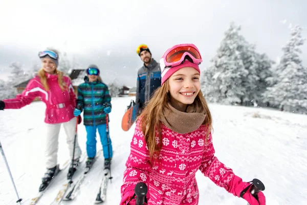 Dziewczyna narciarz narty z rodziną na górze — Zdjęcie stockowe