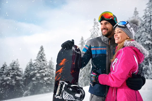 Pareja disfruta esquiando en la montaña —  Fotos de Stock