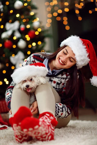 Ung flicka håller en jul närvarande valp hund — Stockfoto