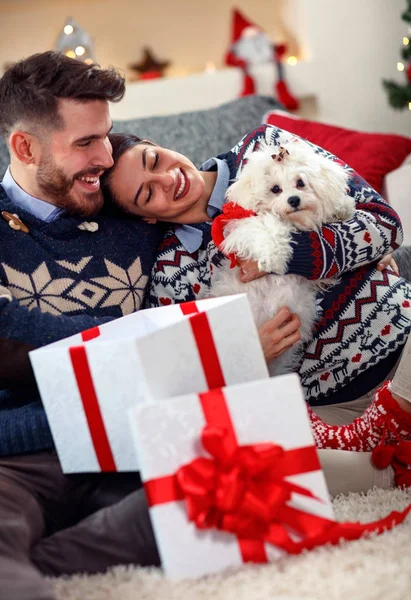 Verliebtes Paar öffnet Geschenke für Weihnachten — Stockfoto