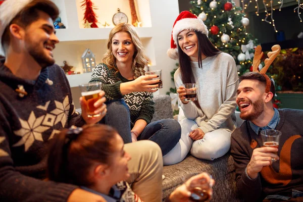 Amigos riendo en fiesta de Navidad — Foto de Stock