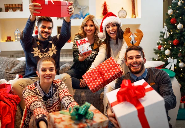 Rodziny, Boże Narodzenie, wakacje, szczęścia i ludzi pojęcie przyjaciel — Zdjęcie stockowe