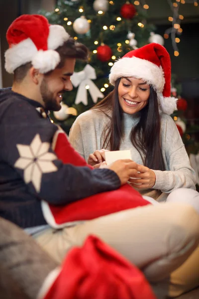 Pareja con regalos sorpresa en Navidad —  Fotos de Stock