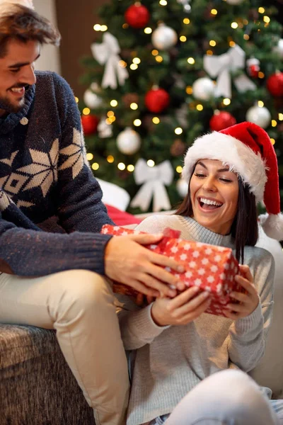 Paar teilt Geschenke und verbringt Weihnachten zusammen — Stockfoto