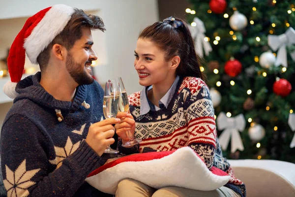 Un toast de couple pour de joyeuses vacances de Noël — Photo