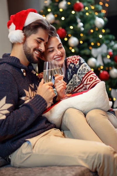 Amor pareja brindis para feliz Navidad vacaciones —  Fotos de Stock
