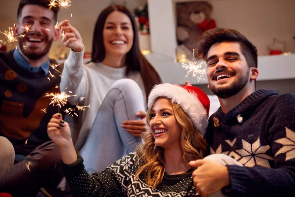 Natal sparklers-felizes amigos desfrutando de festa no Natal — Fotografia de Stock