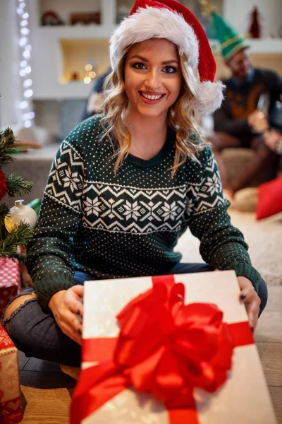 Meisje opening cadeau voor kerst — Stockfoto