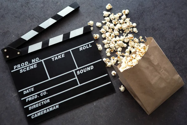 Abierto película clapper con palomitas de maíz — Foto de Stock