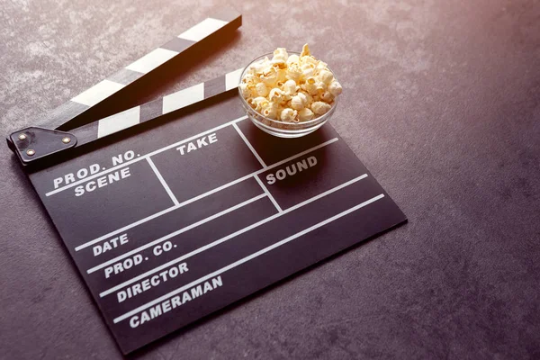 Zeit für Film mit salzigem Popcorn — Stockfoto
