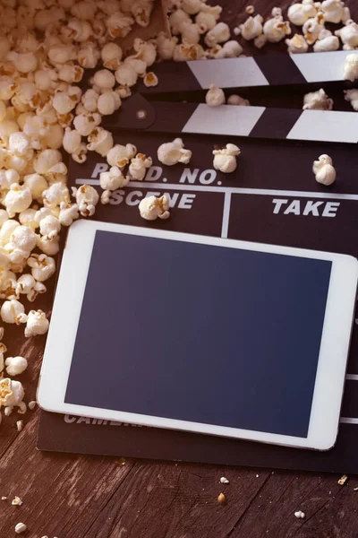 Popcorn med digital tablett — Stockfoto