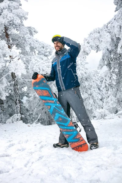 Snowboarder schaut auf Distanz im Skigebiet — Stockfoto