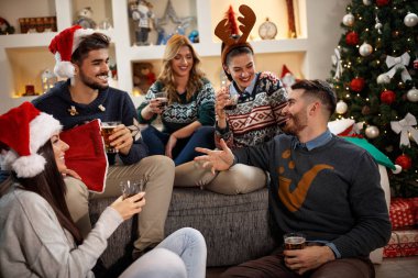 Noel arifesi eğleniyor arkadaş grubu