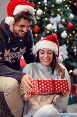 Noel'de hediye veren