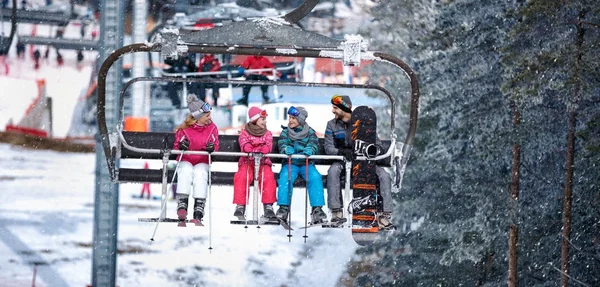 People are lifting on ski-lift in the mountains — Stock Photo, Image