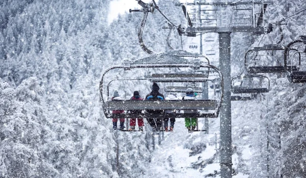 人们在高山滑雪缆车上举重 — 图库照片