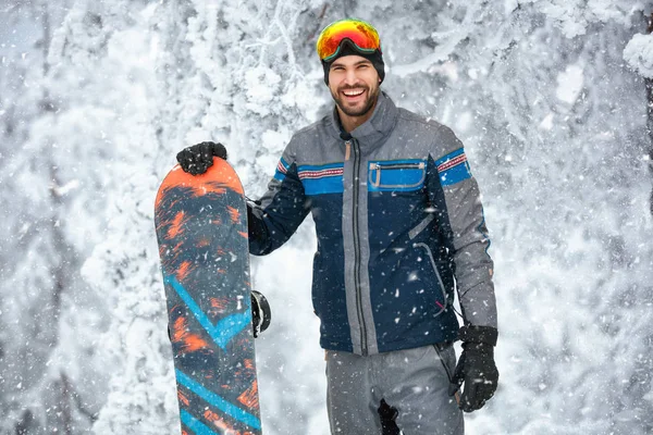 Porträt eines männlichen Snowboarders am Berg — Stockfoto